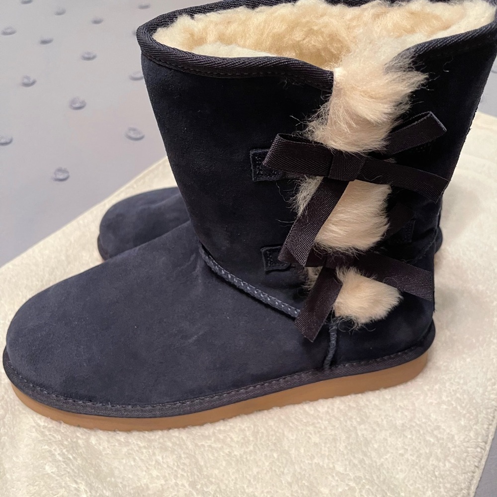 Koolaburra by UGG Victoria Short boots. Brand New. Never worn. Size 10